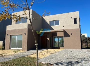 Casa · 174m² · 5 Ambientes · 2 Cocheras · Casa en Venta en Santa Lucía, Pilar del Este, Pilar