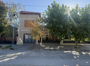 Casa · 157m² · 5 Ambientes · 1 Cochera · Venta - Casa en Zona Centro - Sobre Calle Urquiza - C111