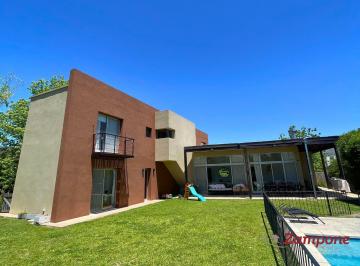 Casa · 266m² · 7 Ambientes · 2 Cocheras · Casa en Venta Nordelta 7 Ambientes Barrio Castores Orientacion Norte Jardín Pileta Amenities