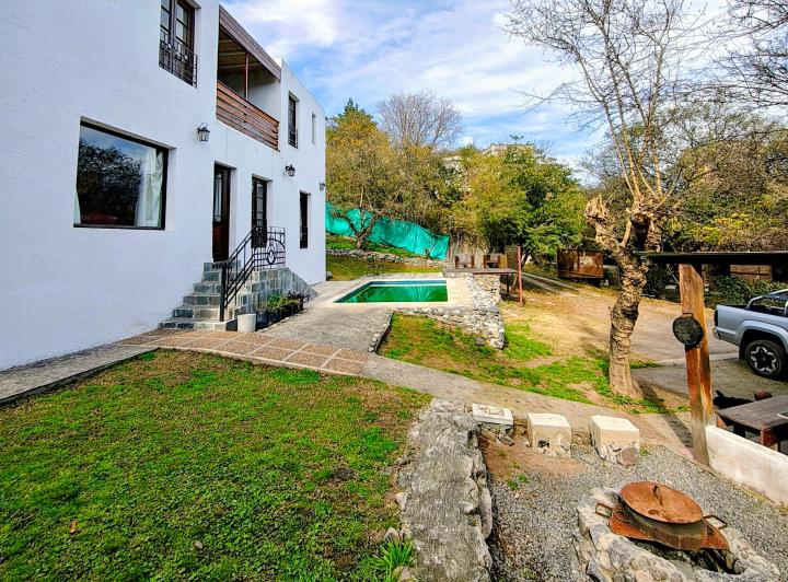 Casa · 210m² · 6 Ambientes · 2 Cocheras