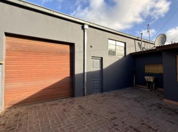 Bodega-Galpón · 233m² · 3 Ambientes · 10 Cocheras · En Venta - Taller Depósito Casa a m de Av Colon