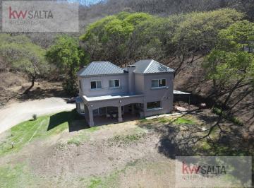Casa · 210m² · 5 Ambientes · 2 Cocheras · Casa en La Lucinda Norte