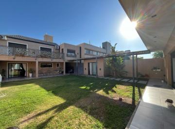 Casa de 4 ambientes, Córdoba · Jardin Claret - Gran Oportunidad Venta Casa 3 Dorm. + Quincho C/ Asador - B° C/ Seguridad 24