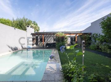 Casa · 200m² · 8 Ambientes · Casa en Venta en La Plata de 3 Dorm. Parque y Pileta