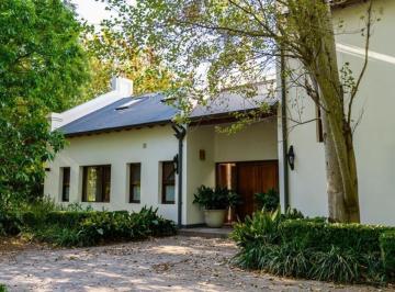 Casa · 300m² · 5 Ambientes · 3 Cocheras · Hermosa Casa en Dos Plantas en Centauros