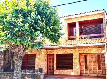 Casa · 237m² · 4 Ambientes · 3 Cocheras · Casa en Banfield Oeste