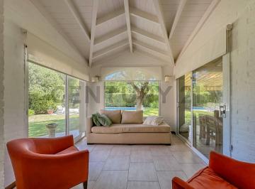 Casa · 237m² · 6 Ambientes · Impecable Casa 6 Amb C/parque y Piscina