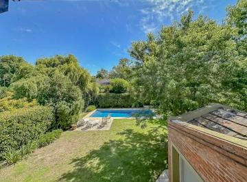 Casa · 237m² · 6 Ambientes · Impecable Casa 6 Amb C/parque y Piscina