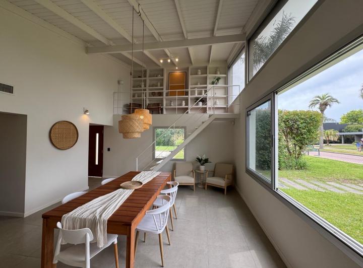 Casa · 207m² · 5 Ambientes · 2 Cocheras