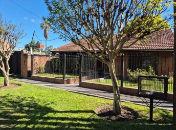 Casa · 135m² · 4 Ambientes · 1 Cochera · Chalet en Venta de 4 Ambientes con Gran Parque Arbolado