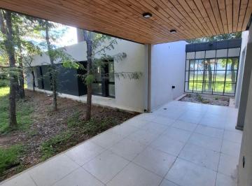Casa · 200m² · 2 Ambientes · 1 Cochera · Bela Vista