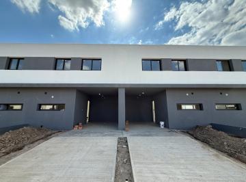 Casa · 250m² · 6 Ambientes · 1 Cochera · Quebradas de Manantiales - Duplex