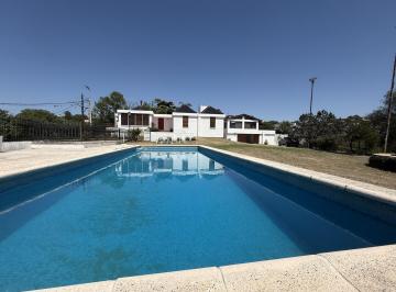 Casa · 379m² · 8 Ambientes · 2 Cocheras · Casa Unica en Villa del Lago.