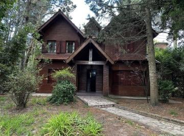 Casa · 140m² · 4 Ambientes · 1 Cochera · Casa en Alquiler Temporario de 3 Dorm. con Cochera en Mar de Las Pampas