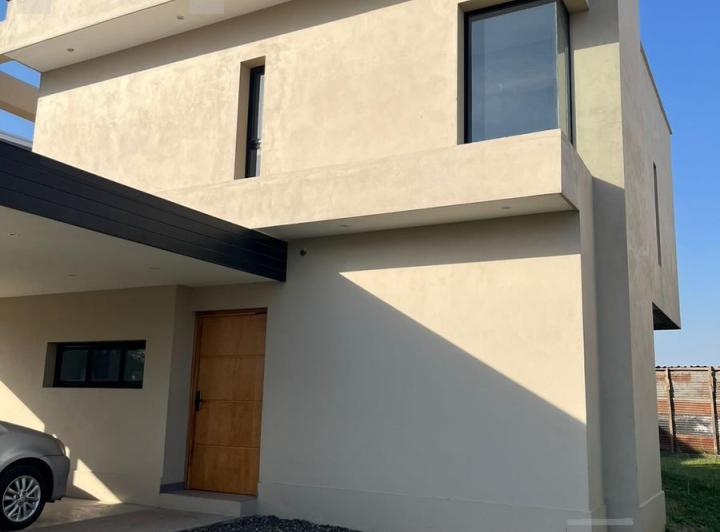 Casa · 122m² · 4 Ambientes · 2 Cocheras