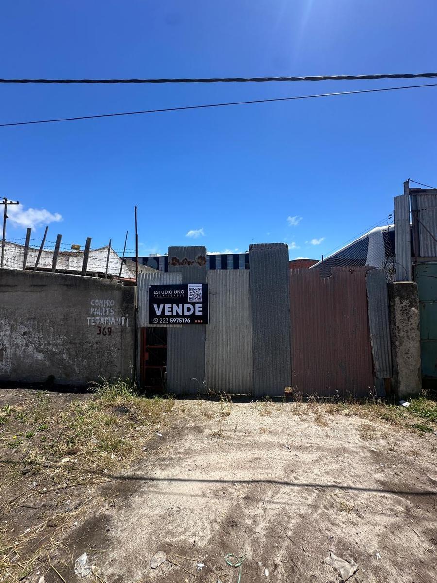 Oportunidad unica, zona industrial, terreno con galpon! 333 mts2, 72 mts2 cubiertos con losa, garita para seguridad con bano!