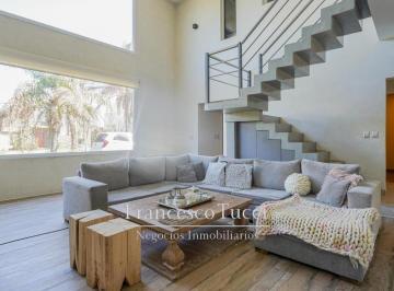 Casa · 220m² · 4 Ambientes · 2 Cocheras · Casa en Venta 4 Ambientes con Pileta Country Altos del Sol