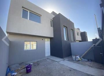 Casa · 90m² · 4 Ambientes · 1 Cochera · Duplex 3 Dorm. - Calle Luan Al 3200 - Terrazas del Neuquen