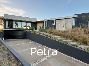 Casa · 225m² · 4 Ambientes · 2 Cocheras · Casa en Venta en Costa Esmeralda con Cochera Cubierta Doble y Gas Natural