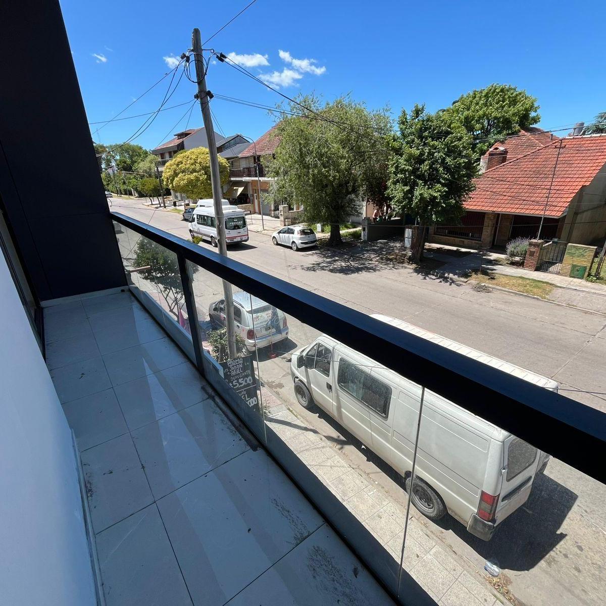 Excelente dúplex a estrenar en primer piso sobre la calle principal Teodoro Bronzini