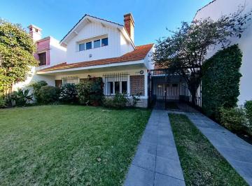Casa · 300m² · 5 Ambientes · 1 Cochera · Venta Casa 5 Ambientes con Pileta y Quincho Temperley (Apto Credito)