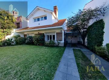 Casa · 300m² · 5 Ambientes · 1 Cochera · Venta Casa 5 Ambientes con Pileta y Quincho Temperley (Apto Credito)
