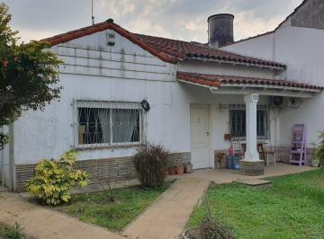 Casa · 130m² · 3 Ambientes · 1 Cochera · Venta de Casa en Monte Grande Sobre Amplio Lote
