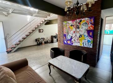 Casa · 135m² · 4 Ambientes · 2 Cocheras · Duplex 3 Dorm. Cochera y Patio en El Coron de Fisherton