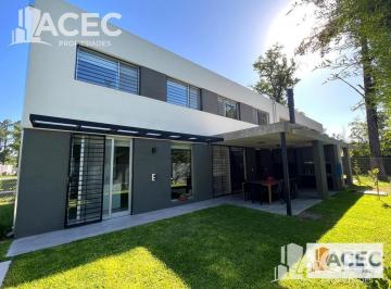 Fondo parquizado con pileta · Venta - Casa - Barrio Villa Sofia - Fisherton