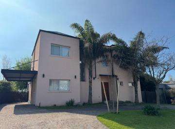 Casa · 204m² · 6 Ambientes · 2 Cocheras · Casa en Venta Santa Guadalupe, Pilar del Este - 6 Ambientes