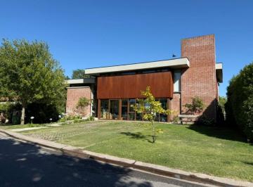 Casa · 390m² · 5 Ambientes · Casa de Categoria en Barrio Privado Arenas del Sur. Mar del Plata