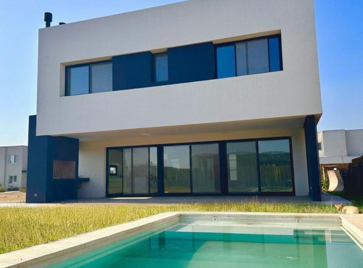 Casa · 182m² · 5 Ambientes · 1 Cochera