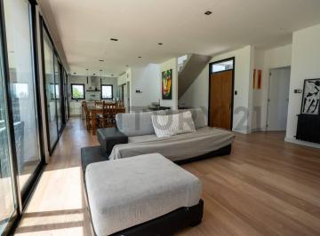 Casa · 180m² · 3 Dormitorios · Casa en Venta en Barrio Cerrado City Bell
