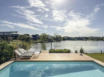 Casa · 450m² · 8 Ambientes · 2 Cocheras · Casa en Venta, 5 Dorm. en Lagos del Norte