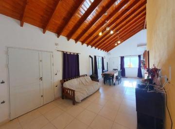 Casa · 144m² · 6 Ambientes · 2 Cocheras · Casa en Venta - 5 Dorm. 2 Baños - Cocheras - 250 m² - Nueva Atlantis