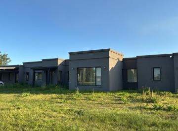 Casa · 235m² · 5 Ambientes · 2 Cocheras · Casa en Estancia La Macarena Barrio de Chacras