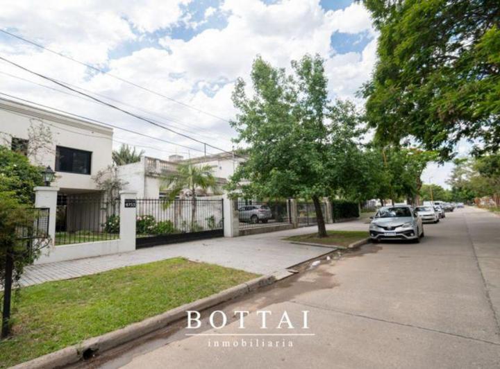 Casa · 300m² · 7 Ambientes · 3 Cocheras