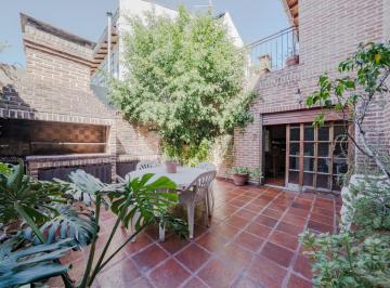 Casa · 274m² · 7 Ambientes · 2 Cocheras · Casa de 7 Ambientes en Venta, Caseros, Partido de Tres de Febrero, Provincia de Buenos Aires.