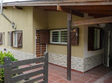 Casa · 138m² · 5 Ambientes · 1 Cochera · Venta Excelente Propiedad con Quincho La Caleta
