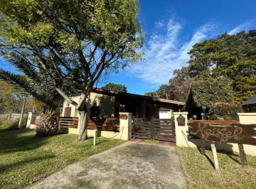 Casa · 138m² · 5 Ambientes · 1 Cochera · Venta Excelente Propiedad con Quincho La Caleta