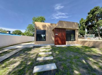 Casa · 57m² · 3 Ambientes · 1 Cochera · Colonia - Venta de Casa de 2 Dorm. con Patio y Cochera
