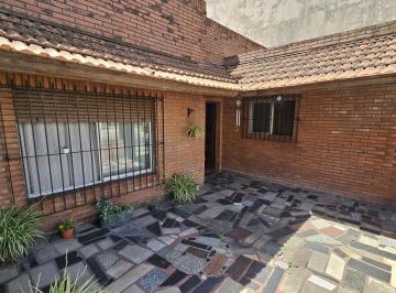 Casa · 90m² · 3 Ambientes · 1 Cochera · U$s 85.000. - - Casa 3 Amb. C/garage, Patio y Terraza S/lote Propio 8,66x17 Mtrs Aprox - Mendoza
