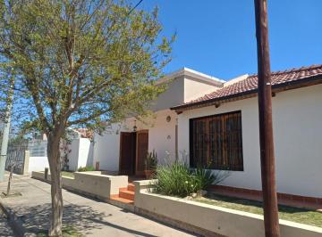 Casa · 160m² · 5 Ambientes · Imperdible! Casa Esquina 3 Dorm. - Excelente Zona Residencial!