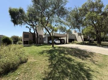Casa · 320m² · 7 Ambientes · 2 Cocheras · Venta – Casa de 3 Dorm. con Pileta y Galería en La Rufina