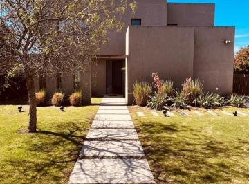 Casa · 230m² · 4 Ambientes · Casa Al Lago en Venta en Barrio San Gabriel, Villanueva