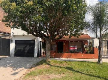 Casa · 111m² · 4 Ambientes · 3 Cocheras · ¡Imperdible Casa 4 Ambientes con Jardin y Piscina en Quilmes! ¡Apta Credito!