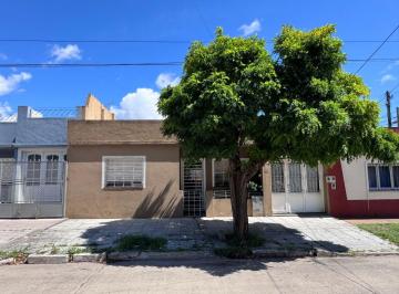 Casa de 3 ambientes, Quilmes · Casa 3 Ambientes con Patio y Cochera Cubierta Para 2 Autos en Venta