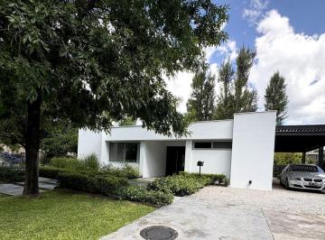 Casa · 220m² · 4 Ambientes · Alquiler de Verano en Barrio El Encuentro