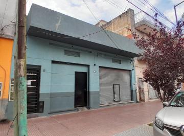 Casa de 3 ambientes, Tres de Febrero · Encantadora Casa con Local Comercial, 3 Ambientes con Patio y Terraza en Plena Av Lope