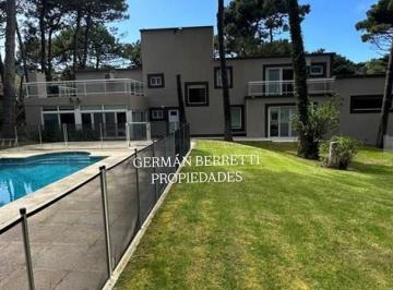 Casa · 550m² · 7 Ambientes · 5 Cocheras · Casa en Alq. Temporario Ubicado en Pinamar, Costa Atlántica, Buenos Aires